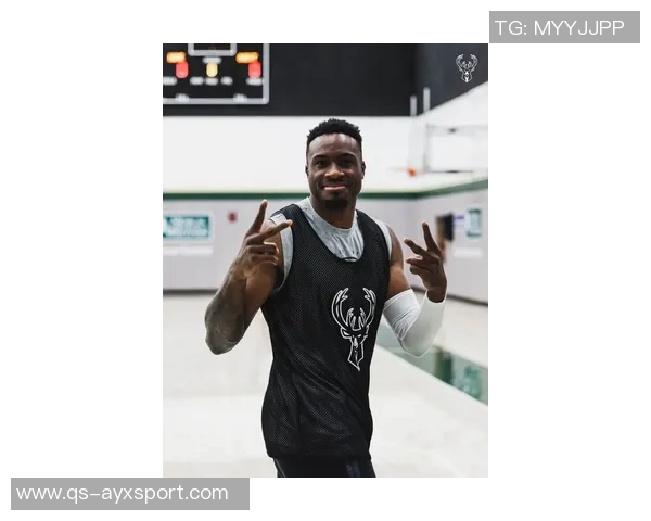 字母哥身穿43号球衣训练双臂肌肉线条惊艳全场引发热议